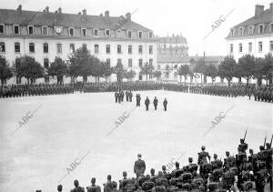 El cuartel de las Tourelles durante la degradación del soldado Graby, que...