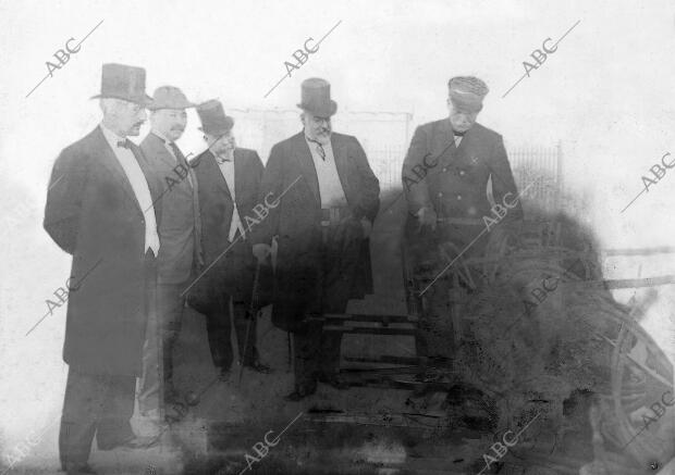 El director de sanidad del Puerto, Sr. Ricardo Martínez (X), Enseñando al...