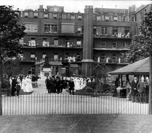 Los Reyes de Inglaterra en el hospital de Londres: Ss. Mm. Jorge V y la Reina...