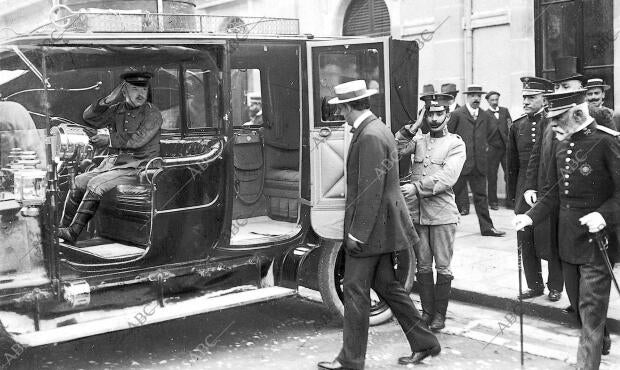 El ministro de la Gobernación, Sr. Conde de Sagasta, Subiendo al automóvil del...