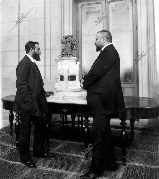 Un futuro monumento Madrileño: el escultor Sr. Coullaut Valera Enseñando al...