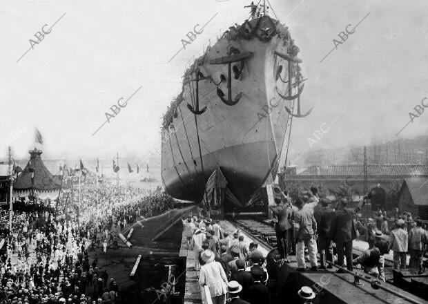 El primer dreadnought (acorazado) italiano, «Dante Alighieri», al ser botado al...