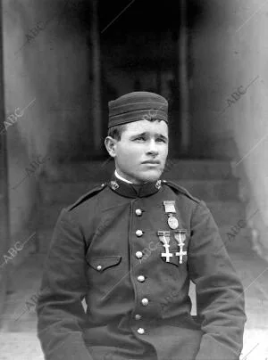 D. Luis Jiménez Fuentes, soldado del Regimiento del Rey, condecorado ayer tarde...