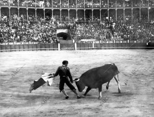 El espada Recajo Rematando un quite de uno de sus Toros