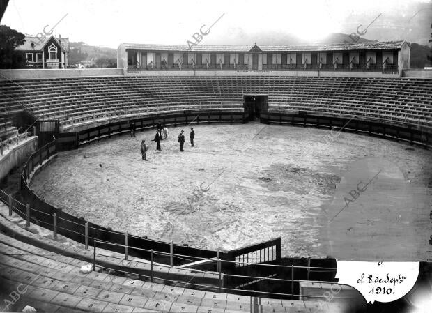 Vista interior del circo taurino que Debió de Inaugurarse ayer en Ampuero...