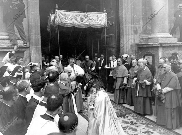 S. A. R. Besando los Anillos de los trece Obispos al llegar A la catedral