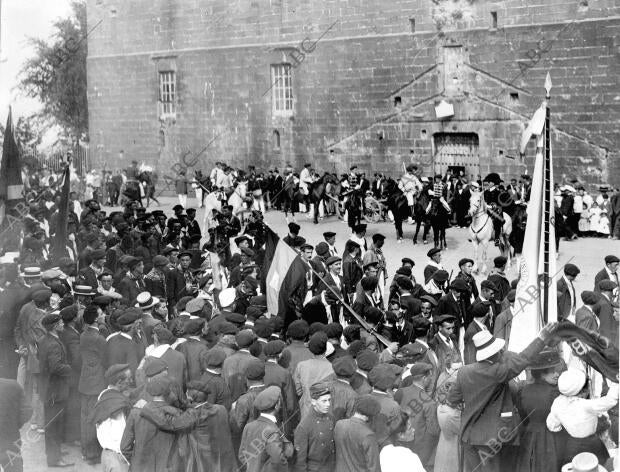 Las Compañías A su paso por la plaza del pueblo en el acto conmemorativo del...