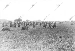 Soldados de infantería Francesa Dirigiéndose A ocupar sus Puestos para combatir...