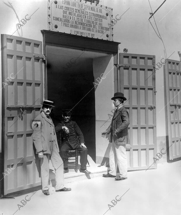 Puerta principal del teatro de las Cortes, en san Fernando, con la inscripción...