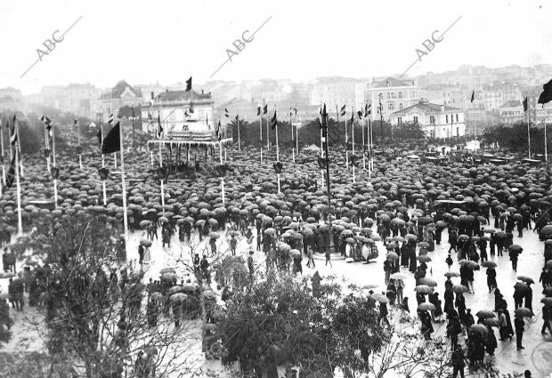 Salida de la primera bandera Republicana, de la plaza Marques de Pombal