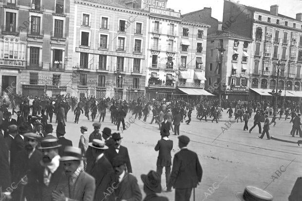 La guardia de seguridad Dando una carga en la plaza de la constitución durante...