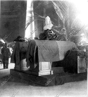 Los Cadáveres del Dr. bombarda y del almirante Candido dos reis en el salón de...