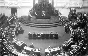 El Rey don Manuel Ii Leyendo ante las Cámaras el discurso de la corona