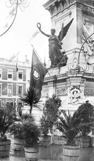 La primera bandera de la Republica Colocada en el monumento A la libertad