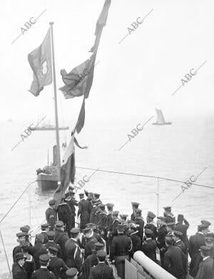 La primera bandera Republicana izada en el crucero almirante don Carlos