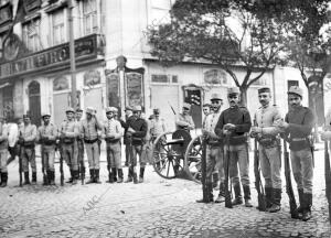 Tropas Leales en la esquina de las Calles Aurea y del Carmen y la plaza de D....