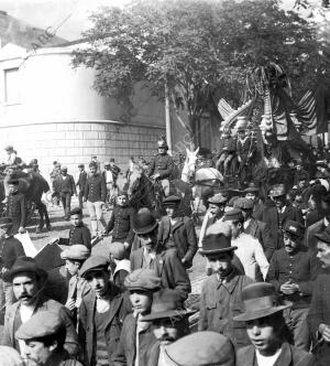 Estudiantes, Militares y Marinos Realizando una cuestación A beneficio de las...