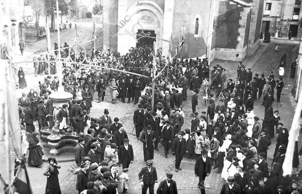 Las Autoridades Eclesiásticas (obispo de Vitoria) y Civiles /delegado del...