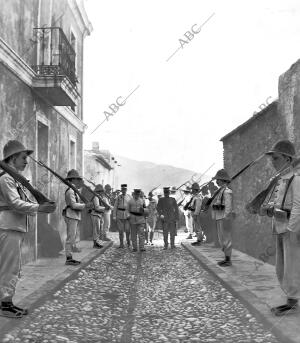 El general de Melilla, Sr. García Aldave (X), al llegar A la plaza de Armas...