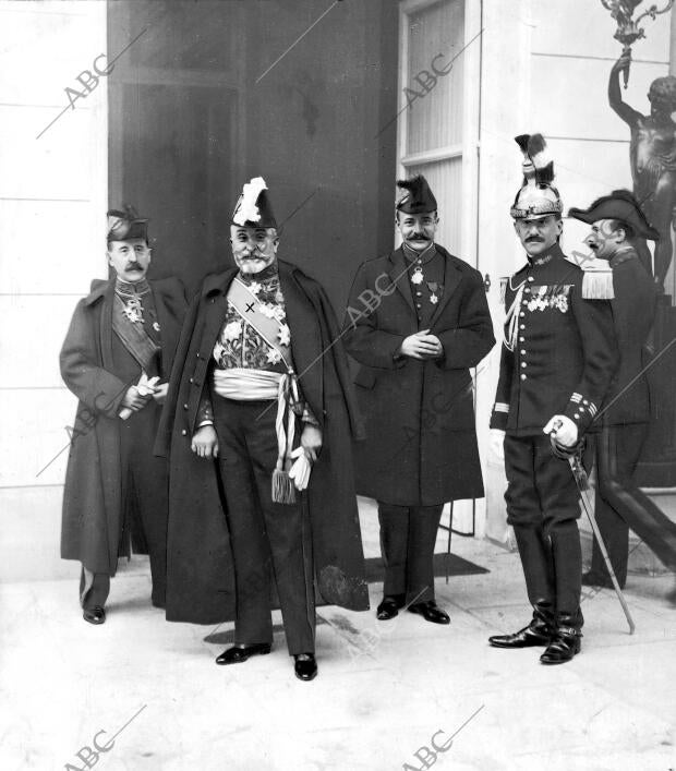 M. Geoffray (X) al salir ayer del palacio después de presentar sus Credenciales...