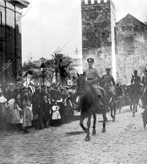 Su majestad D. Alfonso Xiii, A Caballo, con su Séquito, por las Calles de la...