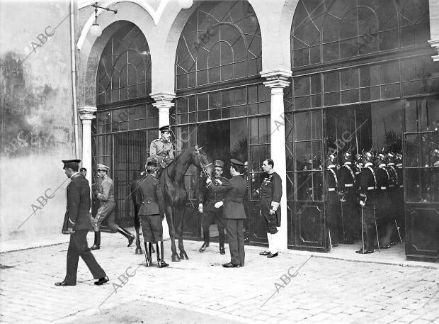 Su majestad el Rey Montando A caballo en el patio del alcázar