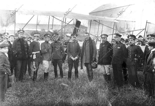 El aviador francés M. Mauvais A su Llegada al parque aerostático de Guadalajara,...