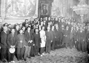 Los Obispos de Barcelona y de Valencia, en el salón del Trono, Recibiendo A los...
