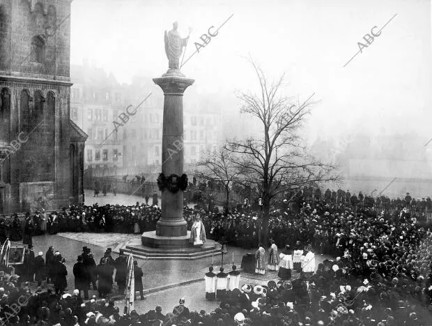 El arzobispo de Munich, capital de la Católica Baviera, Inauguraron la estatua...