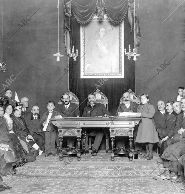 El comisario Regio, don Eloy Bejarano (X), Presidiendo el reparto de Premios...