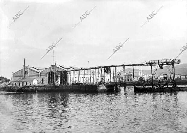 Muelle particular en el puerto de la Luz, con instalación para el transporte...