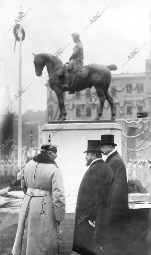 El Emperador Guillermo Ii (X) ante el monumento Erigido en Beuthen A Federico el...