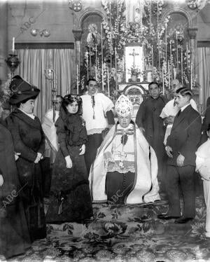 La capilla del refugio de la sociedad Protectora de los Niños durante la boda de...