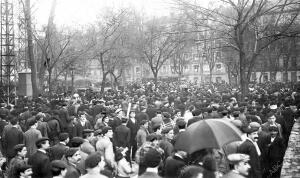 La Manifestación, A su paso por la Alameda de Mazarredo, al Dirigirse al...