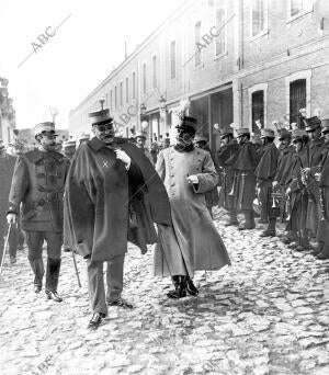 El general santa Coloma (X) Revistando A las Tropas después de la misa Celebrada...