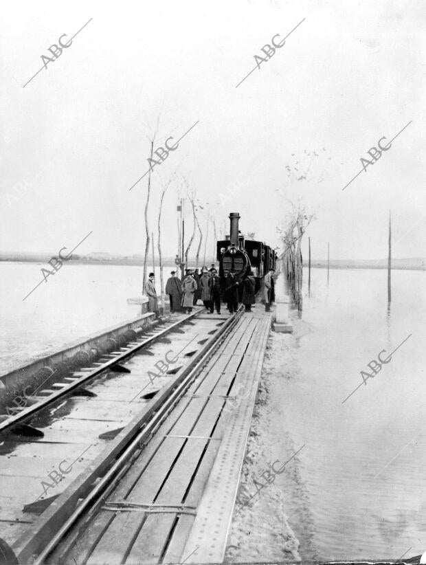 El tren expreso de anteayer detenido por la inundación en las Inmediaciones de...