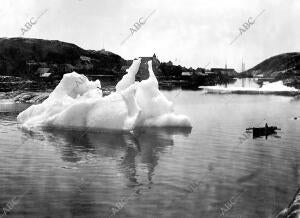 Un "Iceberg" extraño en la entrada del puerto de san Juan de Terranova