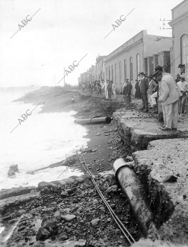 Destrozos Ocasionados en la playa de santa cruz de Tenerife por el Temporal, que...