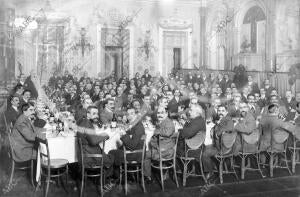 Banquete celebrado para festejar el décimo aniversario de la fundación del...