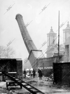 Demolición de una chimenea en Londres: momento de Caer, minada por su Base, la...