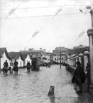 La inundación en la llamada Antigua puerta del Campo, vista desde el cuartel de...