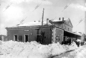 1911 (CA.) Las recientes nevadas en el norte de España: el andén de la estación...