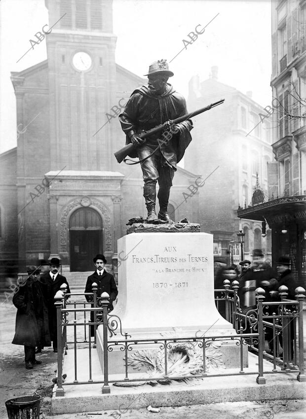 Conjunto del monumento A los Franco-Tiradores de la Guerra de 1870, que Acaba de...