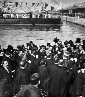 El viaje de S. M. el Rey momento de desembarcar el Monarca (X) en el muelle de...