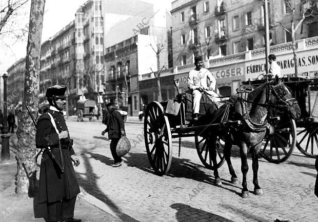 Huelga de Basureros en Barcelona - uno de los Carros del servicio de Limpiezas...