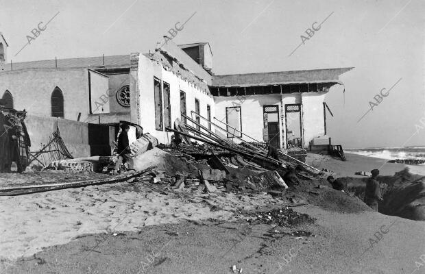 Destrozos Causados por el mar en edificio anejo A la iglesia de la barriada de...