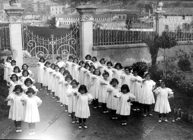 Una fiesta infantil de las niñas de la academia de Santa Cecilia, que posan...