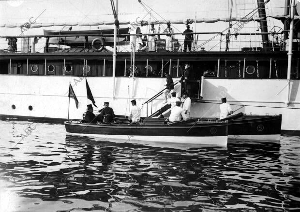 S. M. el Rey (X) Desembarcando del Yate "Giralda", en la canoa que se ve en...