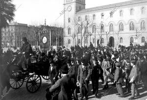 La caridad Publica en Barcelona cuestación Organizada por los Estudiantes para...