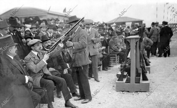 S. M. Don Alfonso XIII (x) en el Tiro de Pichón examinando una escopeta